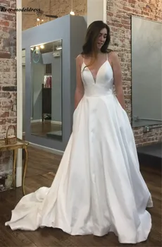 Elegantní 2021 Svatební Šaty Špagety Bez Rukávů V-Neck Tlačítka Zpět Jednoduchý Svatební Šaty S Kapsami Levné Zakázku Vestido